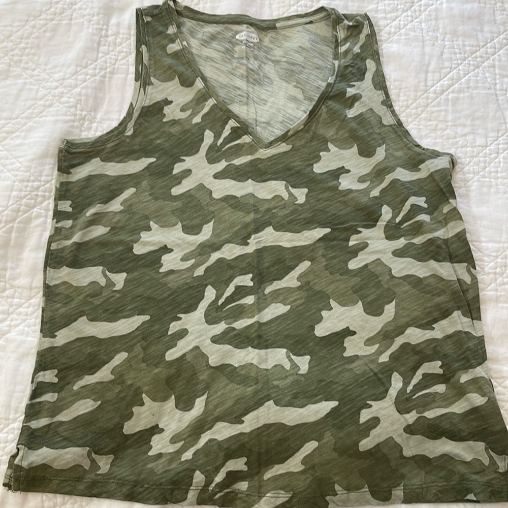 Women’s camo print tank